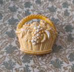 Vintage jaren '50 zacht gele kunststof fruitmand broche., Ophalen of Verzenden, Gebruikt, Geel