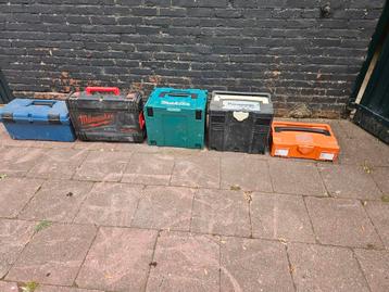 Gereedschap koffers en magazijn bakken  beschikbaar voor biedingen