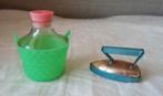 Salamiakflesje jaren '60 en strijkijzertje., Verzamelen, Poppenhuizen en Toebehoren, Ophalen of Verzenden, Gebruikt, Gebruiksvoorwerp