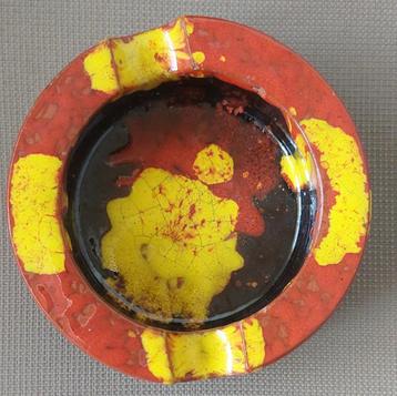 Vintage lava aardewerk asbak- rood, geel en bruin geglazuurd beschikbaar voor biedingen
