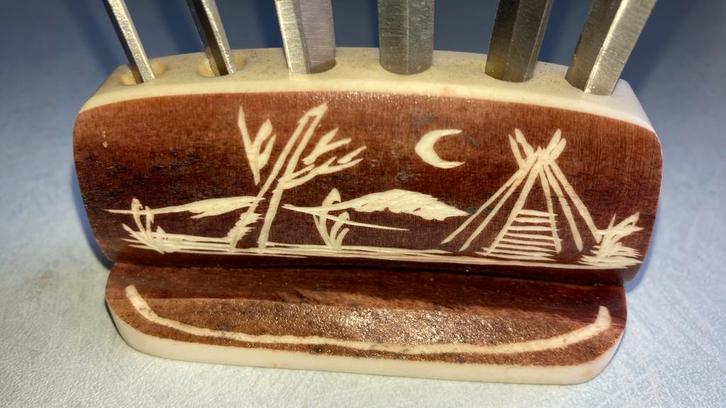 Houder mesjes Inari Lapland Sami en Rendier bot koord PPSTK, Antiek en Kunst, Curiosa en Brocante, Verzenden