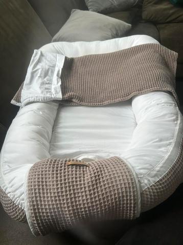 Babynestje met dekentje beschikbaar voor biedingen