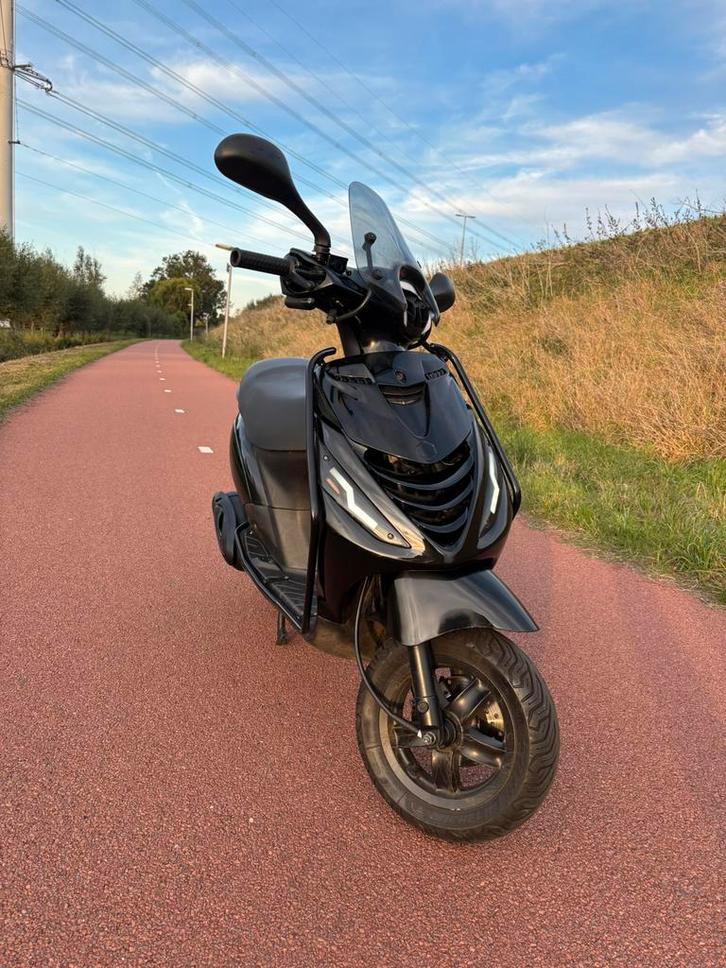 Full Option Zip 4t 50cc BROM 2017, Fietsen en Brommers, Scooters | Piaggio, Zo goed als nieuw, Zip, Benzine, Ophalen of Verzenden