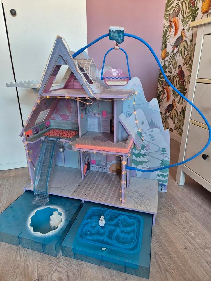 Lol poppenhuis winter chalet met veel extra L.O.L., Kinderen en Baby's, Speelgoed | Poppenhuizen, Zo goed als nieuw, Poppenhuis