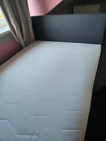 Grijze stoffen boxspring beschikbaar voor biedingen
