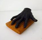 Bronzen beeld van hand op houten ondergrond 3594-b, Ophalen of Verzenden, Brons
