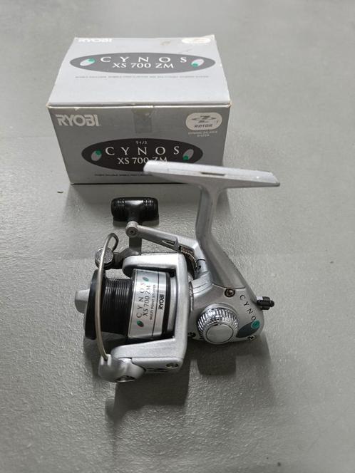 Mooi Ryobi spin molentje Cynos XS 700 ZM Made in Japan zgan, Watersport en Boten, Hengelsport | Roofvissen, Zo goed als nieuw