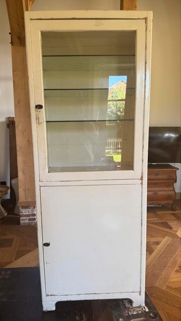 Vintage vitrine apothekers kast beschikbaar voor biedingen