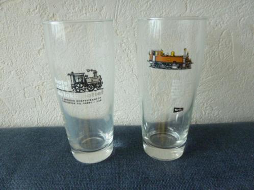 Bierglazen: 2 glazen met trein afbeeldingen en tekst, Verzamelen, Glas en Borrelglaasjes, Zo goed als nieuw, Bierglas, Ophalen of Verzenden