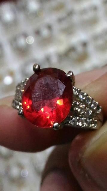 Edle Damesring met stralende Rode Granaat CAR36 beschikbaar voor biedingen