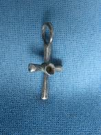 Middeleeuwen - kruisje in zilver - 6e - 9e eeuw bodemvondst, Antiek en Kunst, Ophalen of Verzenden