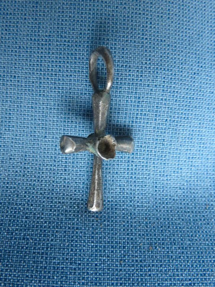 Middeleeuwen - kruisje in zilver - 6e - 9e eeuw bodemvondst, Antiek en Kunst, Antiek | Religie, Ophalen of Verzenden