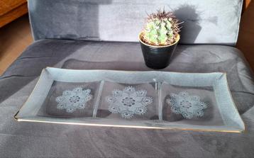 Vintage serveerschaal met kantmotief  beschikbaar voor biedingen