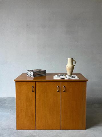 Unieke vintage minimalistische houten dressoir beschikbaar voor biedingen