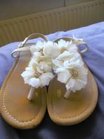 Creme gebloemde slippertjes met bandjes, maat 39., Kleding | Dames, Schoenen, Overige kleuren, Gedragen, Sandalen of Muiltjes