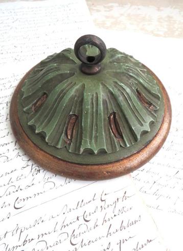 Antiek plafondrozet beschikbaar voor biedingen