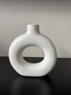 Witte Ronde Vaas - Modern Design, Huis en Inrichting, Woonaccessoires | Vazen, Wit, Aardewerk of Porselein, Ophalen of Verzenden