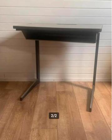 Leuke retro schoolbankje of kindertafel met handig vak beschikbaar voor biedingen