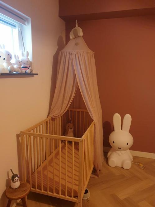 Ledikant inclusief matras,molton en hoeslakens., Kinderen en Baby's, Babywiegjes en Ledikanten, Zo goed als nieuw, Ledikant, Ophalen