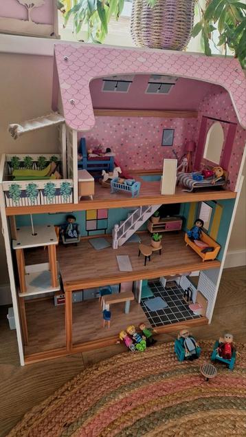Compleet Poppenhuis met Meubels & Poppetjes beschikbaar voor biedingen