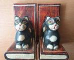 Boekensteunen poes / kat op stapeltje boeken, Ophalen of Verzenden, Gelezen
