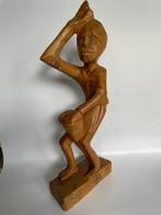 Houtsnijwerk / houten beeld. Afrikaanse man met trommel, Antiek en Kunst, Ophalen of Verzenden