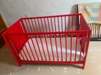 Rood babybedje met matras en toebehoren, Ophalen, Zo goed als nieuw, Ledikant