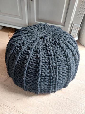 Zwarte gehaakte poef beschikbaar voor biedingen