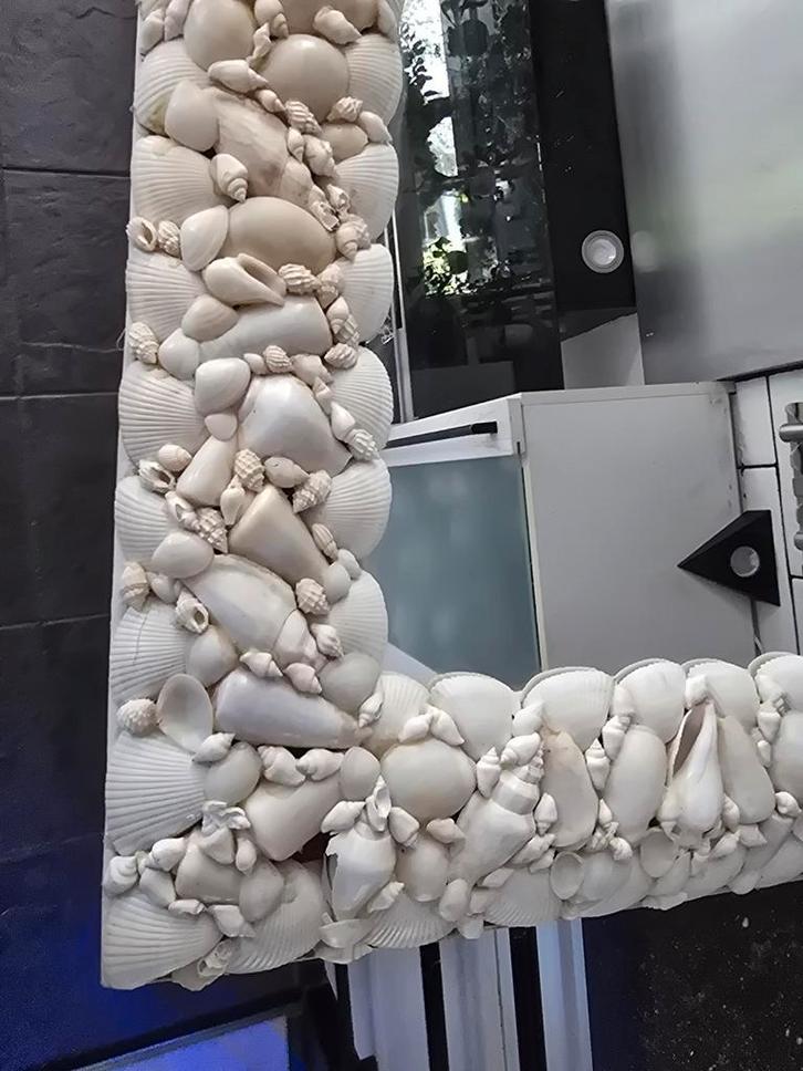 Mooie grote spiegel met echte witte schelpen, Huis en Inrichting, Woonaccessoires | Spiegels, Zo goed als nieuw, Minder dan 50 cm