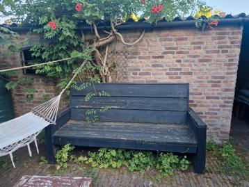 Houten zwarte Tuinbank gratis beschikbaar voor biedingen