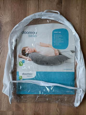 Doomoo zwangerschaps-/voedingskussen met extra hoes & tas beschikbaar voor biedingen