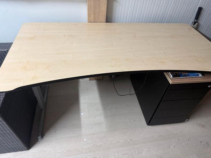 Elektrisch In Hoogte Verstelbaar Bureau, Huis en Inrichting, Bureaus, Gebruikt, Stabureau, Elektrisch, Ophalen of Verzenden