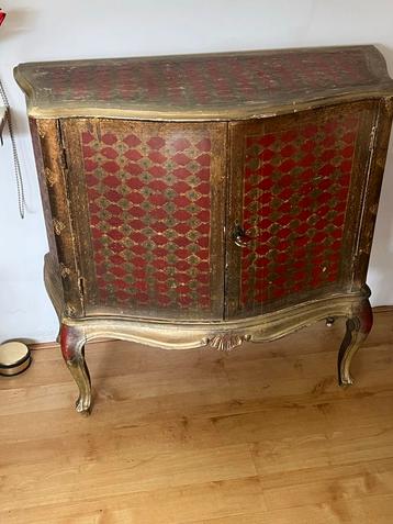 Florentijn/italiaans kastje met decoratief patroon beschikbaar voor biedingen