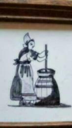 Tegel Makkum Handwerk vrouw karnen, Antiek en Kunst, Ophalen