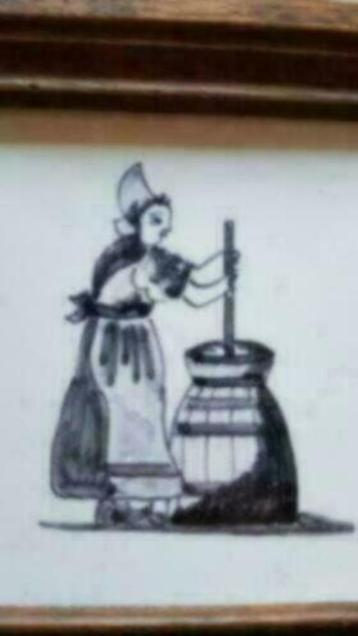 Tegel Makkum Handwerk vrouw karnen beschikbaar voor biedingen