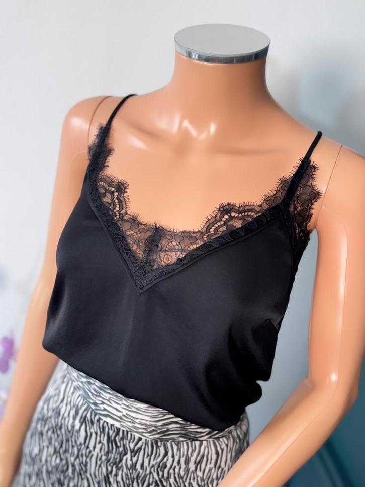 Satijnen topje maat S/M - zwart - kant, Kleding | Dames, Tops, Zo goed als nieuw, Maat 36 (S), Zwart, Zonder mouw, Ophalen of Verzenden