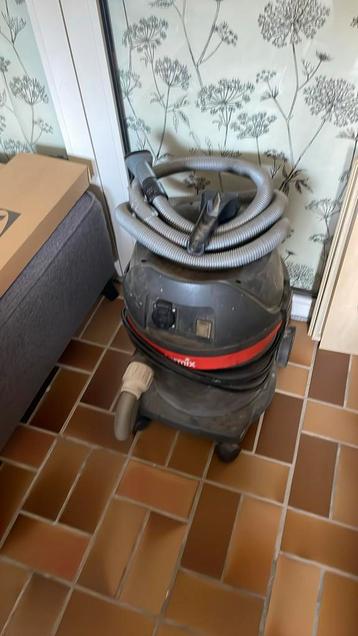 Stofzuiger met stopcontact en inschakelautomaat beschikbaar voor biedingen