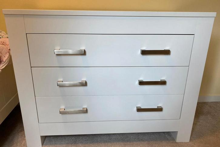 Degelijke commode & ledikant in goede staat., Kinderen en Baby's, Kinderkamer | Commodes en Kasten, Gebruikt, 90 tot 105 cm, 100 cm of meer