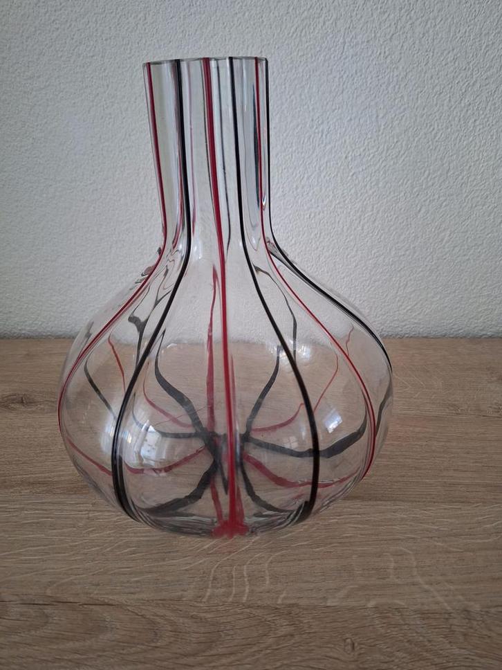 Rood Zwarte Vaas - Eye Catcher!, Huis en Inrichting, Woonaccessoires | Vazen, Zo goed als nieuw, Rood, Minder dan 50 cm, Glas