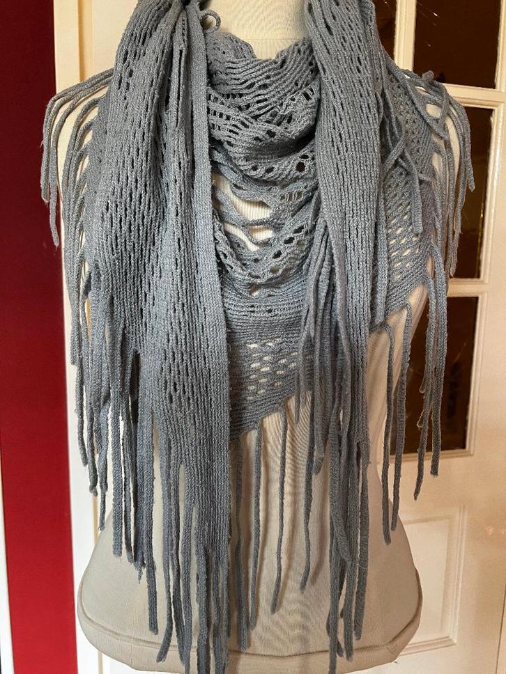 leuke grijze sjaal, Kleding | Dames, Mutsen, Sjaals en Handschoenen, Zo goed als nieuw, Sjaal, Maat 46/48 (XL) of groter, Ophalen