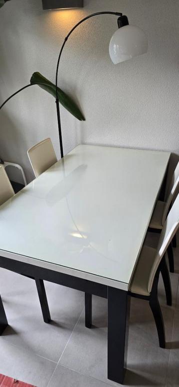eettafel met stoelen