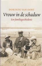 Dorinde van Oort Vrouw in de schaduw, Ophalen of Verzenden, Zo goed als nieuw, Nederland