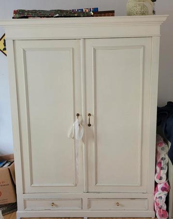 Gratis, op te knappen vintage kast beschikbaar voor biedingen
