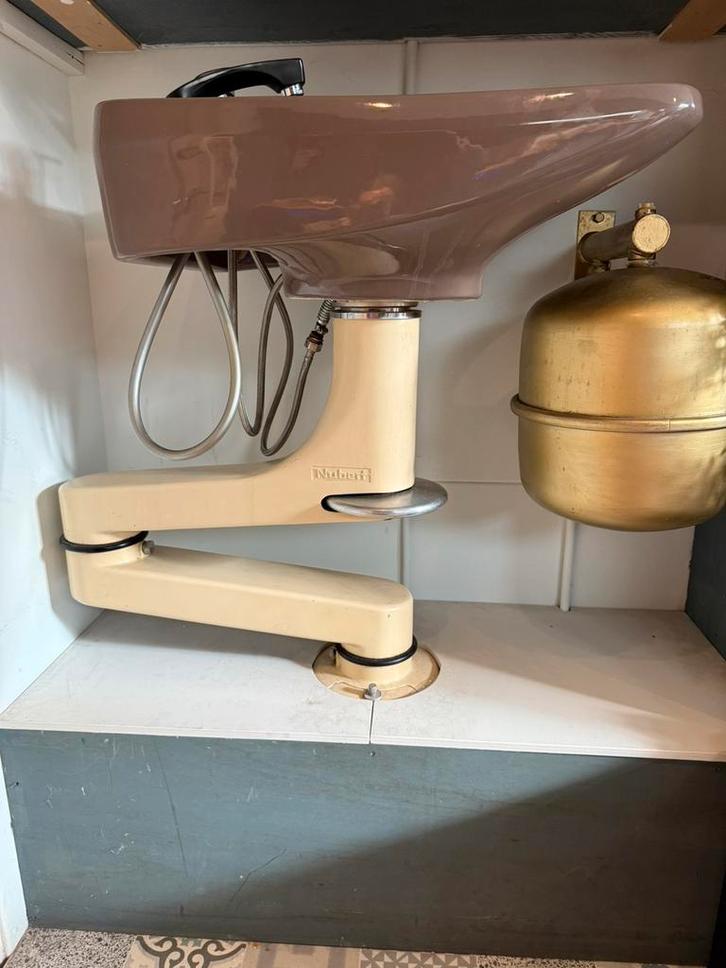 Zwenkarm kapperswasbak Nubert, Diensten en Vakmensen, Kappers en Thuiskappers, Bruidskapsels, Knippen, Verven of Highlights