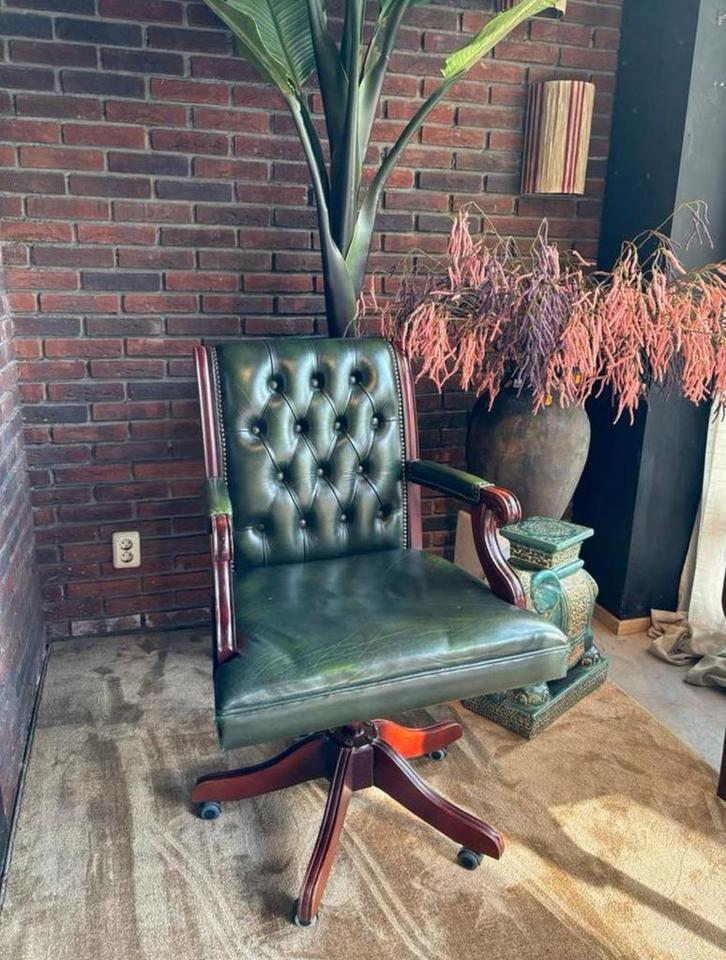 Engelse Chesterfield Bureaustoel Antiekgroen, Huis en Inrichting, Fauteuils, Zo goed als nieuw, Leer, 50 tot 75 cm, 75 tot 100 cm
