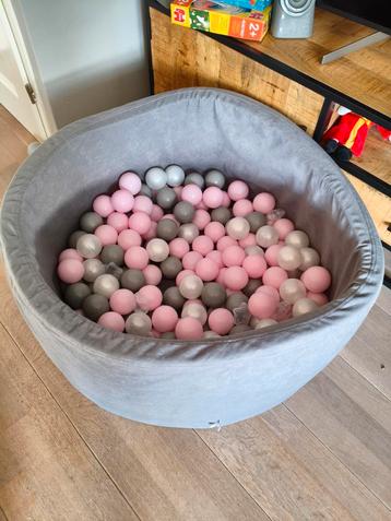 Ballenbak met ballen - Roze & Grijs beschikbaar voor biedingen