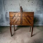 Vintage uitklapbare houten geriefkast / naaikist op pootjes, Ophalen