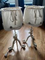 2 nette tafellampjes met witte metalen voet en witte kapjes, Ophalen, Zo goed als nieuw, Romantisch