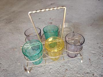 Vintage gekleurde glazen met houder beschikbaar voor biedingen