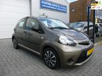 Toyota Aygo 1.0 VVT-i Now, airco boekjes en nota's aanwezig., Voorwielaandrijving, Euro 5, Gebruikt, Bruin